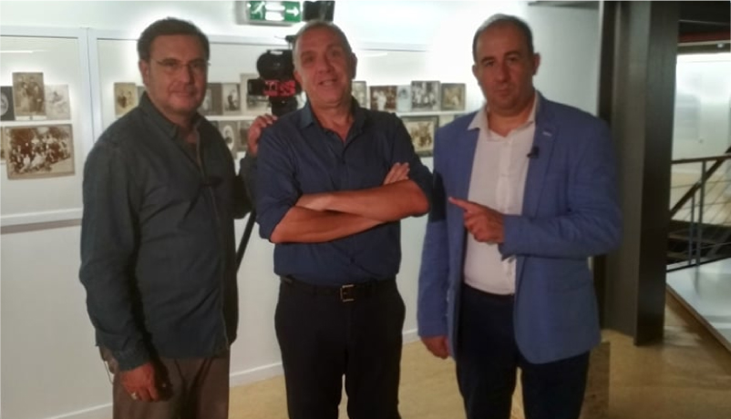 Ο εγγονός του ήρωα Δημήτρη Κασλά (στην μέση) με τον Χρήστο Βασιλόπουλο και τον Αλέξανδρο Καπανιάρη στο Μουσείο της Πόλης του Βόλου